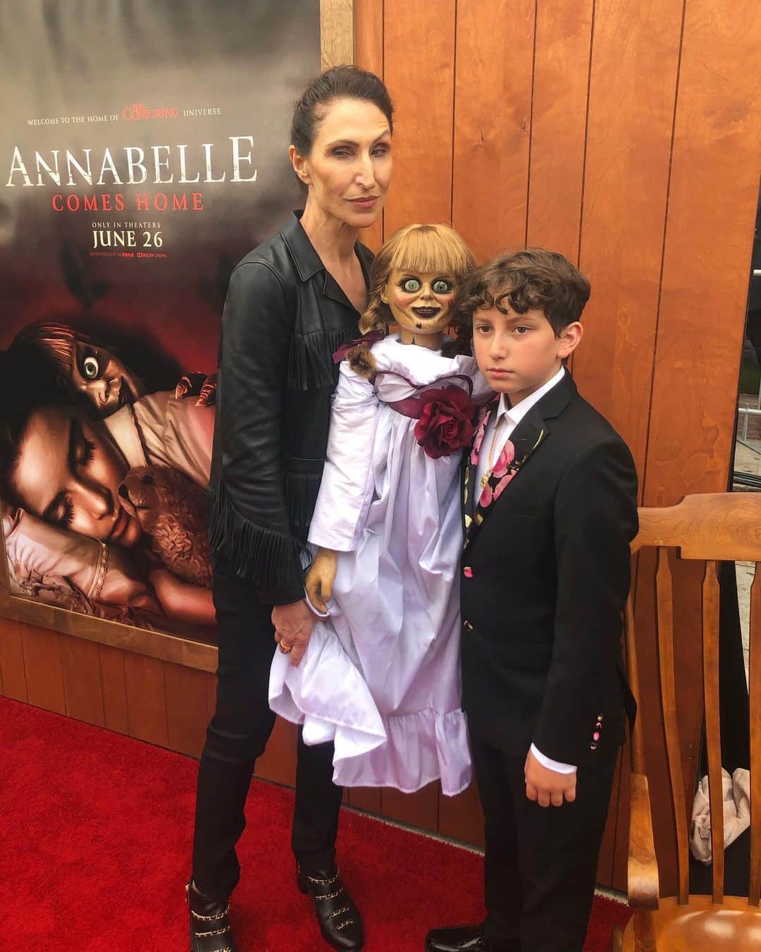 オーガスト・マトゥーロのインスタグラム：「How many people can say they’ve taken a picture with both Valak & Annabelle together? Now I can 😈」