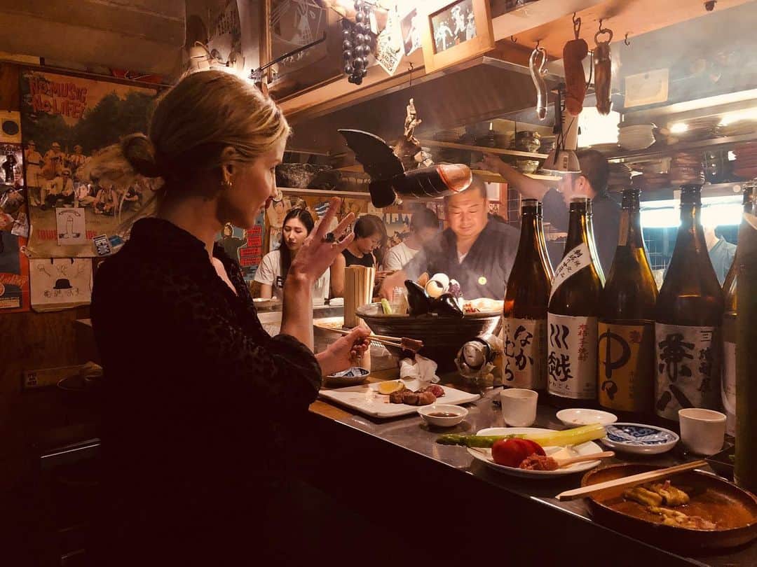 のインスタグラム：「Shibuya nights #Tokyo with @franhickman @tombartlett99 🐠 and yes, that is a flying...🐓」