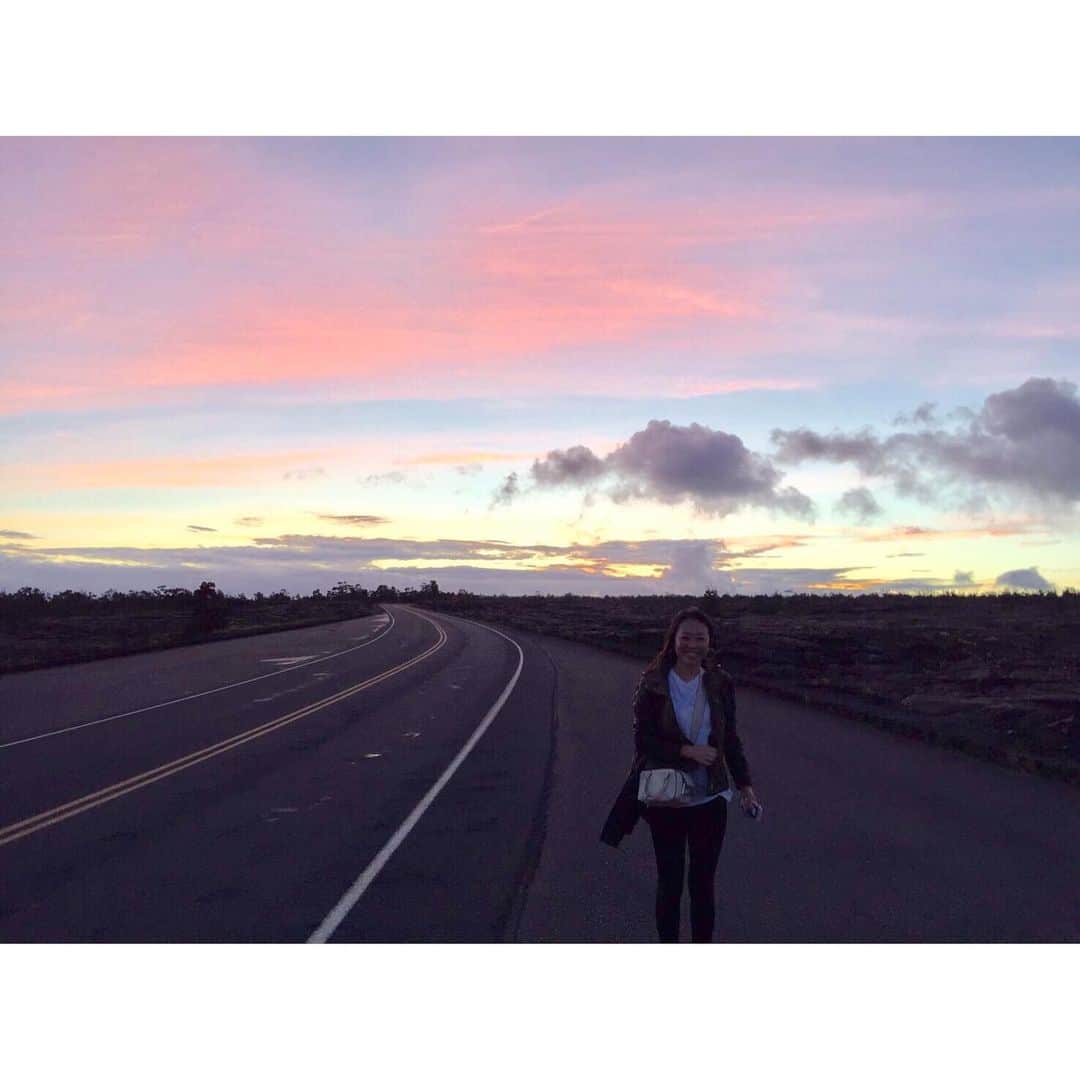 中津悠希のインスタグラム：「加工なしでこの夕焼け☀️🌺🏝✨ キラウエア火山公園で、大自然の中いただくハワイ伝統料理のお弁当は最高に美味しかった😍 #hawaii #family #trip #bigisland #kilaueavolcano #worldheritage  #ハワイ #家族旅行 #世界遺産」