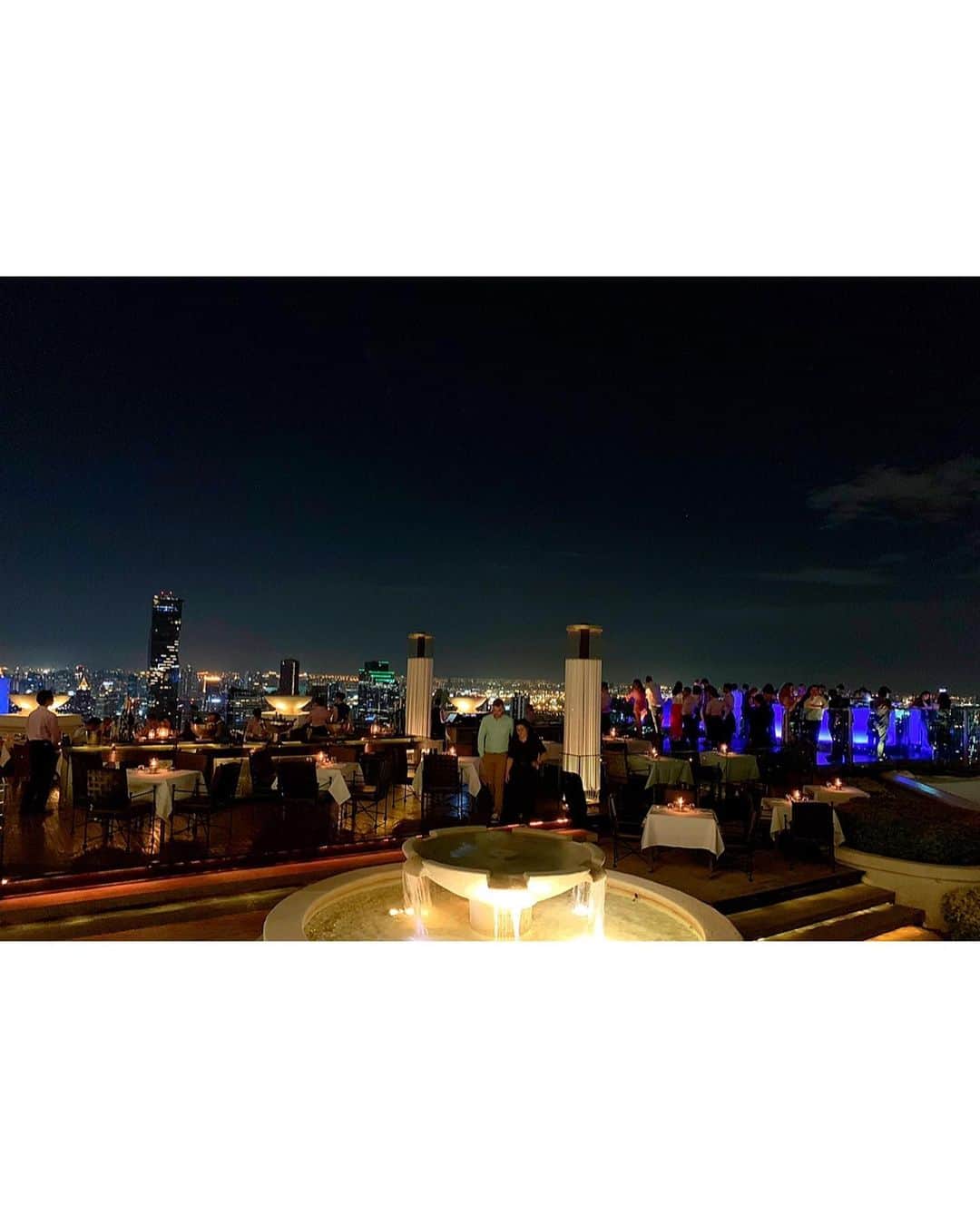 百合華さんのインスタグラム写真 - (百合華Instagram)「ほぼ360度の夜景ビュー✨✨✨﻿ ﻿ 『ハングオーバー！』の撮影の舞台にもなった有名な場所﻿ みたい^_^﻿ ﻿ 世界一高いところにあるレストラン『SIROCCO』でのディナータイムの始まりです🍽💕﻿ ﻿ #タイ ﻿ #thailand ﻿ #バンコク ﻿ #bangkok ﻿ #シロッコ ﻿ #sirocco﻿ #ディナータイム ﻿ #女子会 ﻿ #夜景 ﻿ #世界一」6月21日 11時33分 - yurika.lovelily