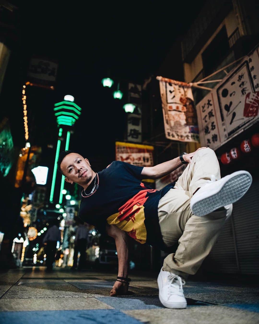 レッドブルさんのインスタグラム写真 - (レッドブルInstagram)「いよいよ本日より開催！「Red Bull Dance Tour Japan」。スタートは大阪から🔥 • 世界トップレベルのダンサー９名が日本各地をツアーで巡る「Red Bull Dance Tour Japan」 • 📅ツアー期間：6月21日 - 7月7日 >> 詳細はプロフィールリンクへ • #RedBullDanceTour • 📸: @littleshao  #redbull #レッドブル #翼をさずける #ダンスツアー #ダンス #ダンサー #大阪」6月21日 11時44分 - redbulljapan