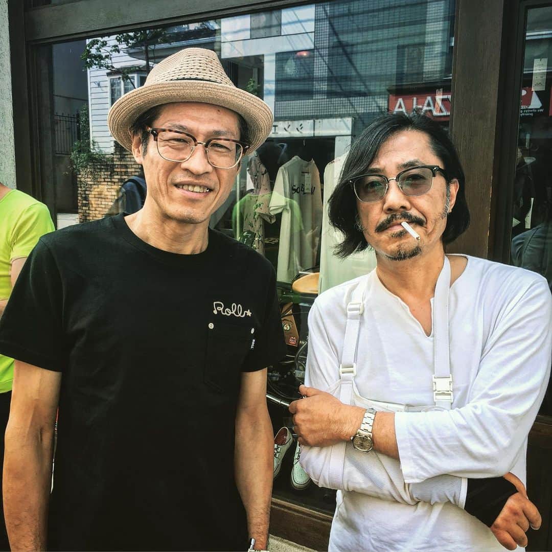 のインスタグラム：「ROLLの展示会にお邪魔しました。6/22沖縄那覇スクラッチの武藤昭平の出番は22:00ぐらいのようです。よろしくお願いします。#武藤昭平 #syoheimuto #roll  また以下のライブも決定。 【澄田健×武藤昭平×三浦雅也】 2019.8.3(土)所沢モジョ op17:30/st18:30 予約3000円/当日3500円 1D別500円 〈予約・お問合わせ〉 所沢モジョ TEL04-2923-3323 toiawase@mojo-m.com mojo-m.com 絶賛予約受付中♪」