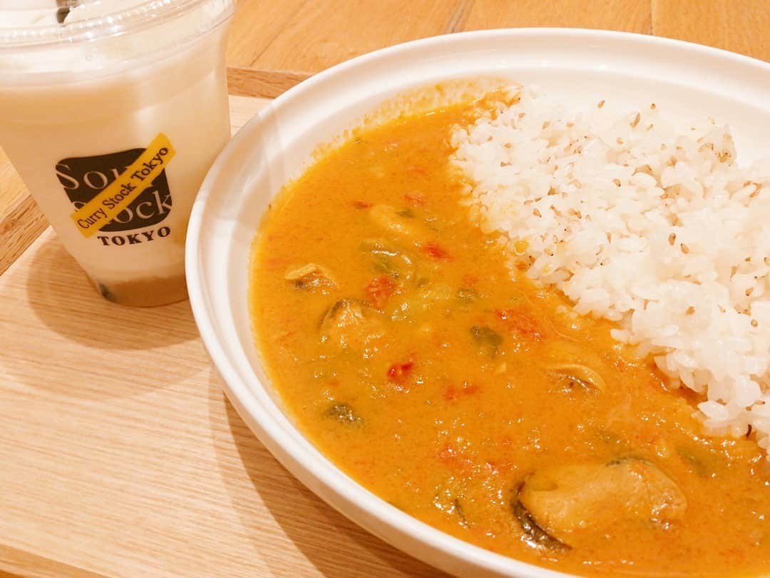 林智美 さんのインスタグラム写真 - (林智美 Instagram)「大好きなSoup Stock Tokyoが、 Curry Stock Tokyoになってた😲  今日一日限定らしい🍛 喉の為にとスパイス我慢してたので、 余計に美味しい😭✨ * #ランチ #lunch #お昼ごはん #soupstocktokyo #currystocktokyo #curry #カレー #夏野菜とムール貝のカレー #文旦ラッシー #スパイス最高 #🍛 #今日は黄色いものを持ってくとラッシーもらえるよ😁」6月21日 11時55分 - h_tomomi_i