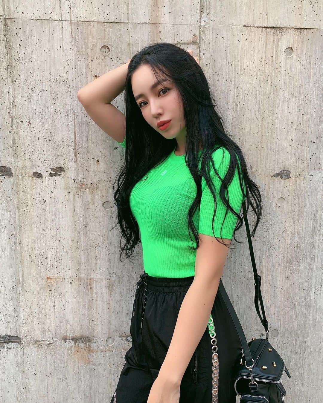megbabyのインスタグラム：「最近すごく気になっていたダイソンエアラップ🧐 我が家にも届きました🎁✨ 私はスーパーロングにしてから巻くのもたいへんでいつもあきらめちゃってたの🥺 でもこんなに簡単に巻けてしまうなんて🤣毛先をあてただけで巻きついてきて巻けてるの🤣👏🏻👏🏻 温風だから髪にも優しく、不器用なわたしでも簡単に使えて8つもヘッドがついていて、ドライヤーとしても使えて、ブローやストレートや根元立ち上げ、ゆる巻きもちゃんと巻きもできちゃう😳 ダイソンってすごいね😳 #dysonhair #エアラップ」