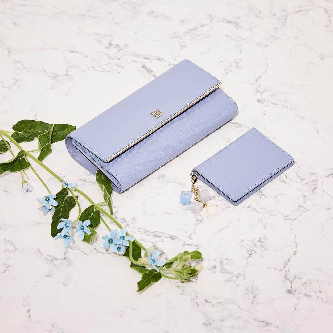 DAKS Koreaさんのインスタグラム写真 - (DAKS KoreaInstagram)「• DAKS accessories  DD로고, 골드바 장식의 포인트와 클래식한 쉐입의 모던한 3단 장지갑. 큐브 참장식이 달린 내부 카드지갑이 포함되어 실용적인 구성의 아이템입니다. 닥스의 BONNIE 3단 장지갑을 LF몰에서 만나보세요! . [BONNIE] #DCWA9F455B1 . #닥스 #닥스코리아 #닥스액세서리 #DAKS #DAKSACCESSORIES #Lfmall #여성지갑 #여성장지갑 #지갑선물 #지갑추천」6月21日 12時03分 - dakskorea_accessories