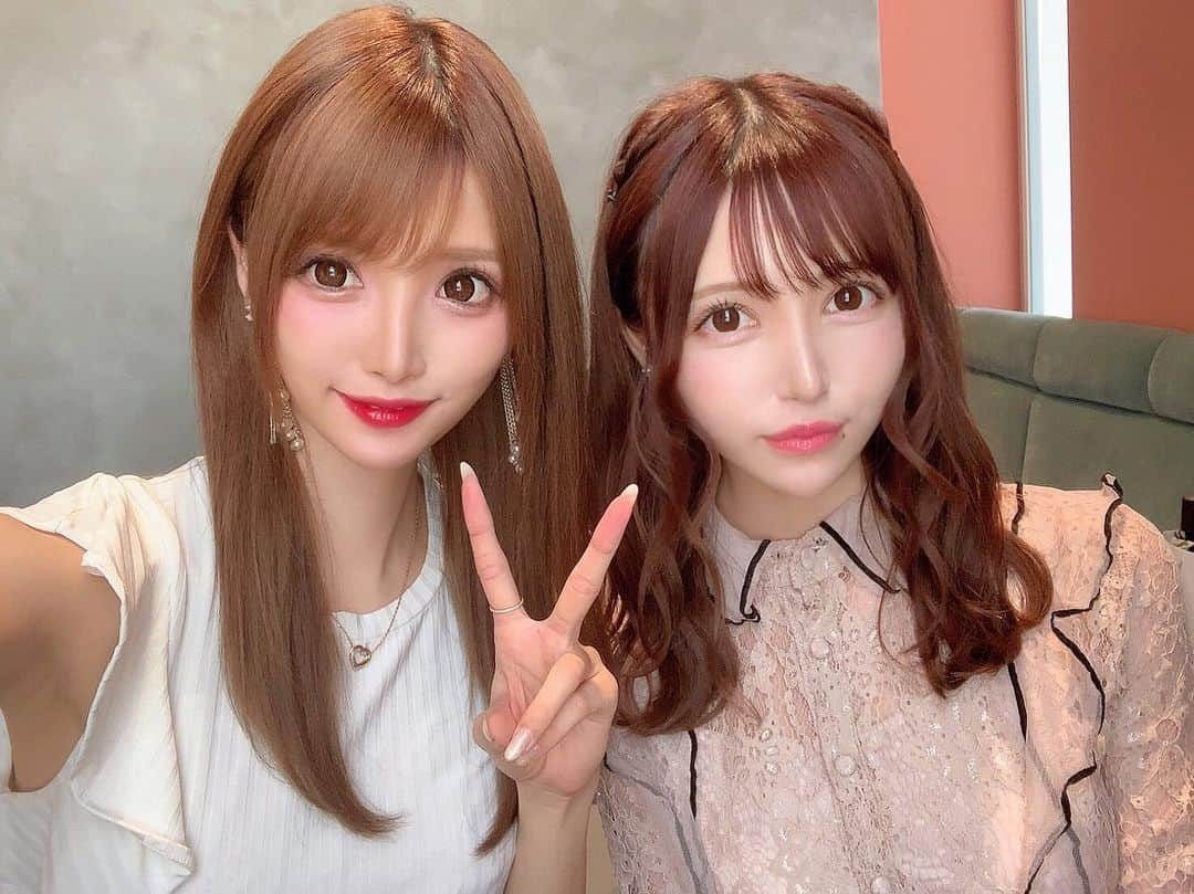 桜咲乃愛さんのインスタグラム写真 - (桜咲乃愛Instagram)「ゆいなちゃんと @coisof  6月限定のソフトクリーム食べた☔️💕🍦 ♡  見た目可愛すぎだし味も美味しかった😋💖 コイソフのアイスかわいいだけじゃなくて美味しいからすき☺💕 今年１回しか日焼け止め塗ってないし日傘とかもさしてなかったらもう黒くなった（笑）日焼けしたくないと言いながら何もしなかった結果🤣🍀🎀 ゆいなちゃんと比べると白すぎてめっちゃ健康的！！泣  日焼け止め塗ろ（笑） #コイソフ#coisof#ソフトクリーム#銀座#銀座カフェ #カフェ巡り」6月21日 11時56分 - noasama1101