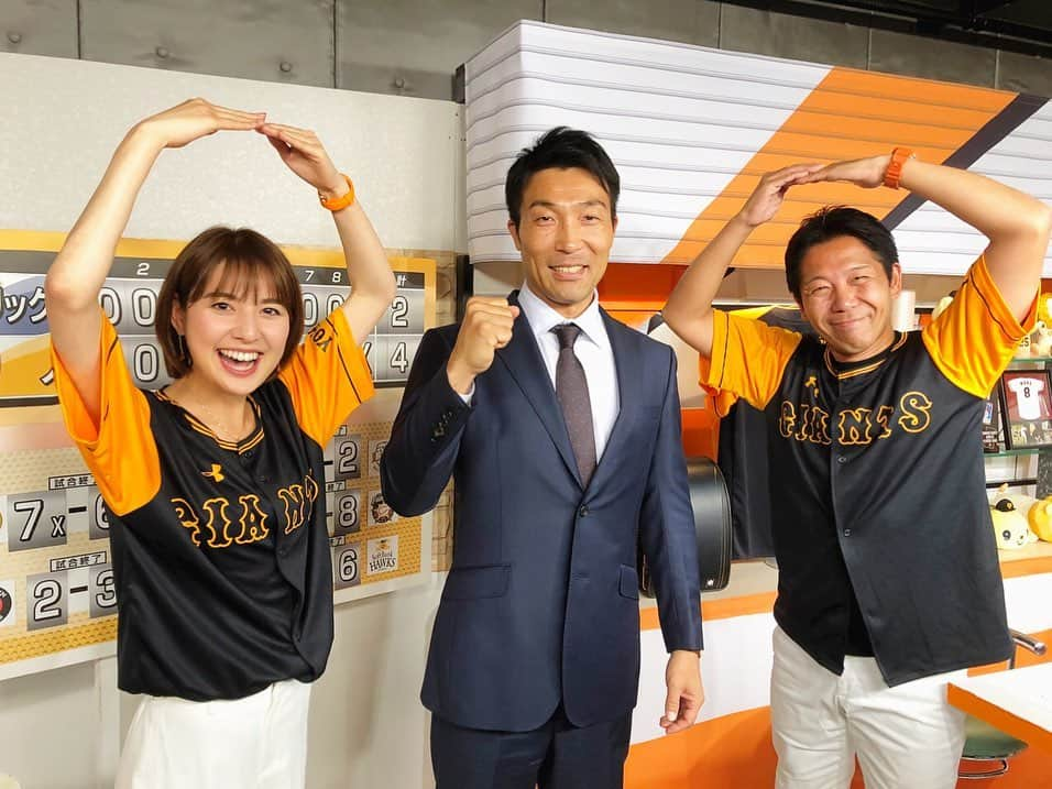 佐藤由季さんのインスタグラム写真 - (佐藤由季Instagram)「マーール🙆‍♀️ グータッチ👊 橙魂デー🔥 交流戦5カード連続勝ち越し⚾️ ・・・・ 言いたいことがあり過ぎて、 未だに喜びが止まりません（笑） 勝利の一枚も最高の笑顔です😆 ただ、今日からは天王山🔥 更なるプレポスファミリーの結束力で、 交流戦優勝を後押ししていきましょうね🧡 ちなみに、私が3塁側でオレンジタオルを 振り回していたり、バンザーイしたり、 ヒーローインタビューを書き留めている姿、 全てスタジオのモニターに 流れていたようです（笑） MC阿出川さんからの不意打ち写真に ちょっぴり恥ずかしくもありますが（笑） いやいや、皆さんも恥ずかしがらずに 3塁側にお越し下さいね😆 駆けつけて下さった皆さん 本当にありがとうございます〜 嬉しかったぁ😍 みんな友達みんなプレポスファミリー🧡 #giantsPP  #日テレジータス  #プレポス  #清水隆行 さん #阿出川浩之 さん #佐藤由季  #プレポスファミリー  #🙆‍♀️ #丸ポーズウェーブ  #東京ドーム  #交流戦  #ジャイアンツ  #5カード連続勝ち越し  #グータッチ  #勝利の一枚  #勝利の雄叫び  #橙魂デー  #天王山  #必ず勝ち取る  #交流戦優勝するぞ」6月21日 11時56分 - yukisato0710