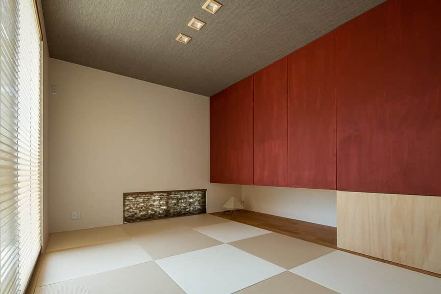 ルポハウス一級建築士事務所さんのインスタグラム写真 - (ルポハウス一級建築士事務所Instagram)「・ ・ ・ 収納扉にノルディックレッドを使った、モダンな和室。 ・ 織物調の天井と白茶色の畳が柔らかく調和して、印象深い空間になりました。 ・ ・ ・ 𓐌𓐌𓐌𓐌𓐌𓐌𓐌𓐌𓐌𓐌𓐌𓐌𓐌𓐌𓐌𓐌𓐌𓐌  ルポハウスの施工事例はこちらまで☞ @reposhouse  𓐌𓐌𓐌𓐌𓐌𓐌𓐌𓐌𓐌𓐌𓐌𓐌𓐌𓐌𓐌𓐌𓐌𓐌 #ルポハウス は#ちょっとかっこいい家 を"友人のために" という思いでつくっています。 一生に一度の#マイホーム。 「あなたにしかできない」×「ルポハウスだからできる」で、 私たちだけの#家づくり を思いっきり楽しんでみませんか？！ ・ ・ ・ #住宅 #注文住宅 #新築一戸建て #デザイナーズ住宅  #一級建築士事務所 #設計事務所 #滋賀県大津市 #滋賀県草津市 #滋賀県栗東市 #滋賀県近江八幡市 #和室インテリア #モダン和室 #和室収納 #縁なし畳#和モダンインテリア #ノルディックレッド #サンゲツクロス #ダイケン畳 #白茶色 #地窓和室」6月21日 11時58分 - reposhouse