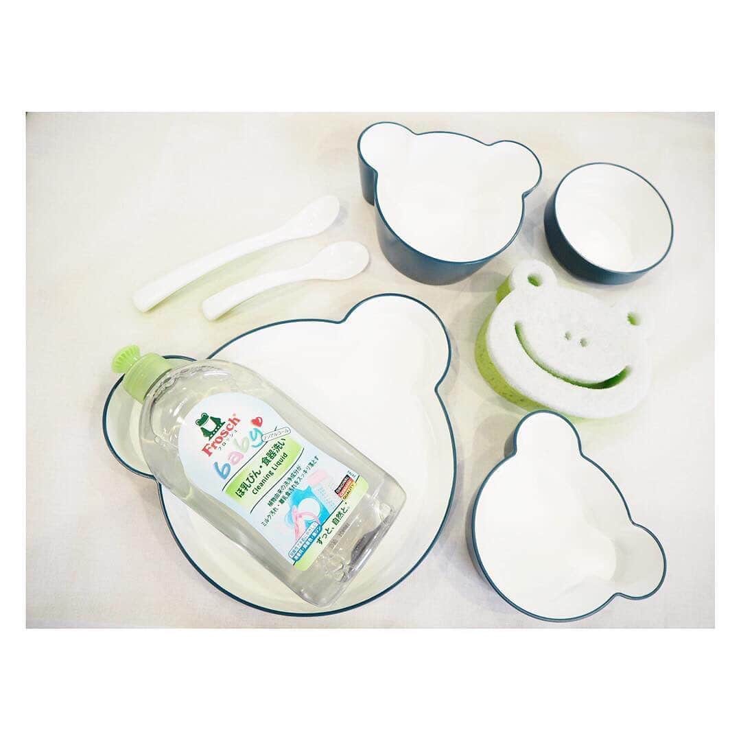 Frosch（フロッシュ）さんのインスタグラム写真 - (Frosch（フロッシュ）Instagram)「「フロッシュのある暮らし」を楽しんでいただいている方のコメントとphotoをご紹介します。 ＊ 息子の離乳食用の食器を新調。 可愛い食器だと離乳食の時間まで楽しくなります。 食器洗い用の洗剤は、植物由来の洗浄成分でほぼ100%が自然に還る フロッシュベビー ほ乳びん・食器洗い。 パッケージも可愛いのでキッチンに置いても映えます！ . 赤ちゃんにも優しい。 無香料、無着色、無リンなのも嬉しいです。 手荒れもしにくいので、ちゃちゃっと洗いの時はそのまま洗うことも。 新米ママの強い味方です。  Photo&コメント @sakuranboyamagataさん ーーーーーーー @sakuranboyamagataさん ありがとうございます。 @frosch.jp より  #フロッシュ #フロッシュのある暮らし #手肌にやさしい #食器用洗剤 #食器洗い #赤ちゃんのいる生活 #子育て #ベビー #ベビー用品 #離乳食 #新米ママ #ベビスタグラム」6月21日 12時00分 - frosch.jp