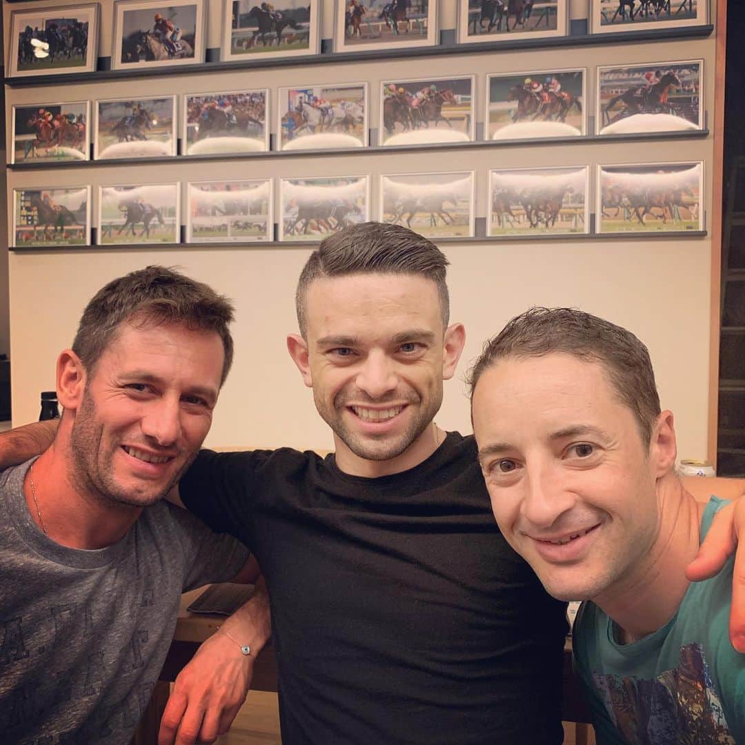 のインスタグラム：「Should learn Italian !! 😂🇮🇹🎌🇫🇷#friends#jockeys#jra#mircodemuro #umbertorispoli」