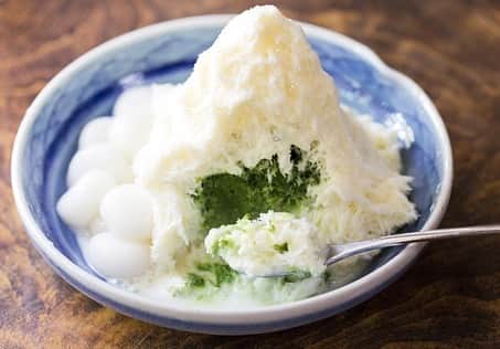オズモール編集部さんのインスタグラム写真 - (オズモール編集部Instagram)「【かき氷の魅力を再発見🍧ひんやりおいしい東京の名物かき氷 vol.14】 ㅤㅤㅤㅤㅤㅤㅤㅤㅤㅤㅤㅤㅤ 本日ご紹介するのは、昔ながらのレトロな空間が広がる、西荻窪の人気甘味処「甘いっ子」 ㅤㅤㅤㅤㅤㅤㅤㅤㅤㅤㅤㅤㅤ こちらでは5～10月頃までの約5カ月間限定で、かき氷を食べることができます。 ㅤㅤㅤㅤㅤㅤㅤㅤㅤㅤㅤㅤㅤ 看板メニューのひとつ「いちごミルク金時」は、あまおうを使用した自家製いちごシロップに、練乳や小豆をたっぷりかけた自慢のかき氷✨ ㅤㅤㅤㅤㅤㅤㅤㅤㅤㅤㅤㅤㅤ いちごの甘さが凝縮したシロップと、北海道産の最高級小豆を使用したやさしい甘さのあんが絶妙にマッチ🍓 ㅤㅤㅤㅤㅤㅤㅤㅤㅤㅤㅤㅤㅤ 昔なじみの氷屋さんから取り寄せた純氷を使用し、あえて少し固めに削ることでサクサクとした食感を楽しめます。 ㅤㅤㅤㅤㅤㅤㅤㅤㅤㅤㅤㅤㅤ また、真っ白い山のようなかき氷「宇治ミルク白玉」は、スプーンを入れると中から抹茶が登場。 ㅤㅤㅤㅤㅤㅤㅤㅤㅤㅤㅤㅤㅤ 注文ごとに点てた抹茶を、甘みを加えずにそのまま使うことがこだわりとのこと🍵 ㅤㅤㅤㅤㅤㅤㅤㅤㅤㅤㅤㅤㅤ 1年を通して食べられるおやつ「豆かん」は、ホクホクの赤えんどう豆とつるんとした寒天、コクのある黒糖の相性抜群！ ㅤㅤㅤㅤㅤㅤㅤㅤㅤㅤㅤㅤㅤ ノスタルジックな雰囲気あふれ、どこか懐かしさを感じるお店に気軽に足を運んでみて。 ㅤㅤㅤㅤㅤㅤㅤㅤㅤㅤㅤㅤㅤ 「甘いっ子」紹介ページはこちら https://www.ozmall.co.jp/sweets/kakigori/article/13641/ ㅤㅤㅤㅤㅤㅤㅤㅤㅤㅤㅤㅤㅤ @ozmall_editors  #オズモール #オズマガジン #東京女子部 #かき氷 #かき氷巡り #かき氷部 #カキ氷#かきごーらー #かきごおりすと #スイーツ好き #スイーツ女子 #かき氷好きな人と繋がりたい #スイーツ好きな人と繋がりたい#西荻窪カフェ#甘いっ子 #スイーツ部 #わたしのかき氷キロク#スイーツ巡り#和カフェ」6月21日 12時04分 - ozmall_editors