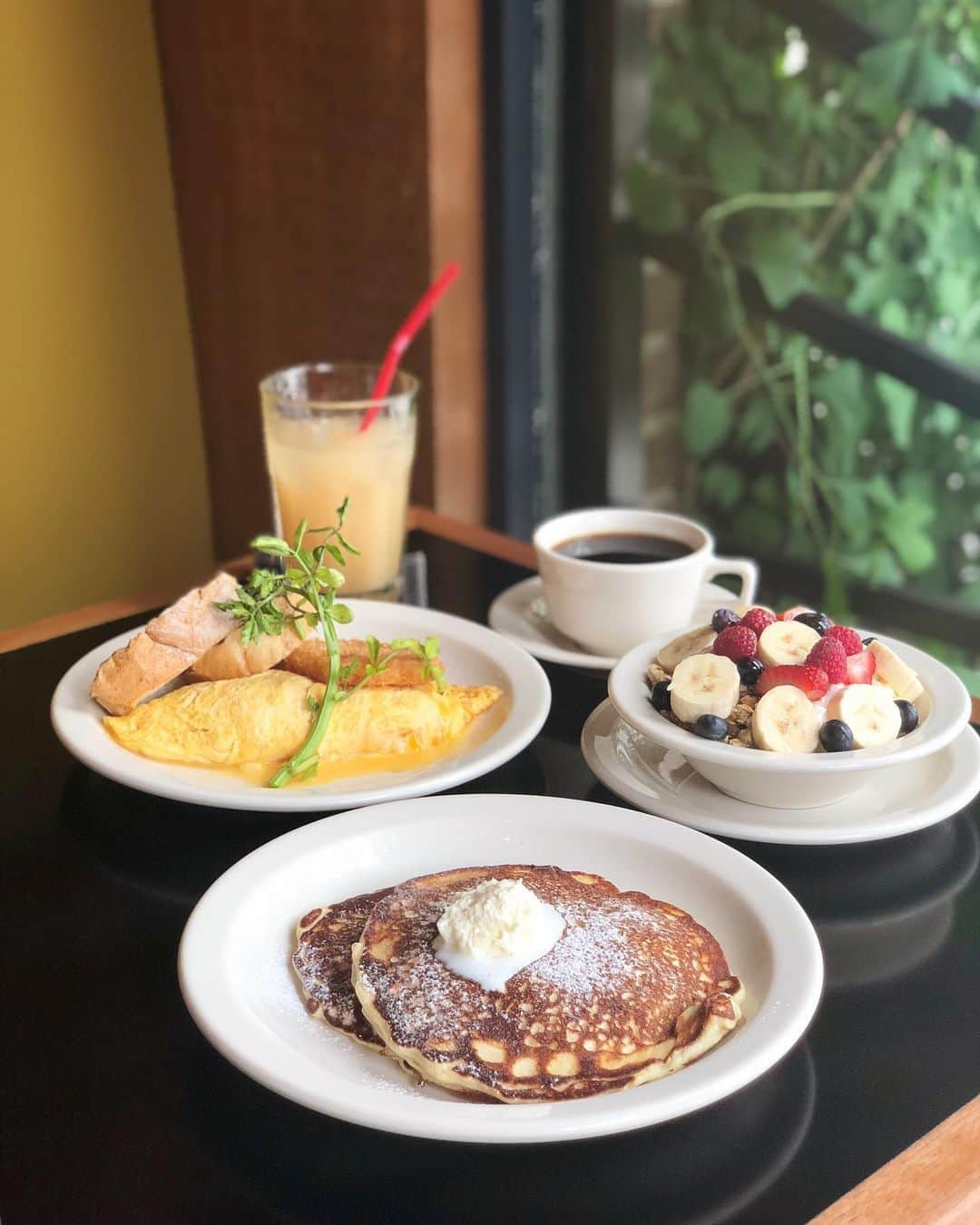 黒田麻理耶さんのインスタグラム写真 - (黒田麻理耶Instagram)「. Good morning🌞🍴 . @tomi_samy と「San Francisco Peaks」で パンケーキと卵とグラノーラをシェア🥞🥚🥣 . パンケーキにはブルーベリー🍇と リコッタチーズ🧀が入ってて もちもちの食感で美味しかった〜😋❤️ . 朝から盛り盛り食べて、歩いて出社しました👩‍❤️‍👩 . #Sanfranciscopeaks  #サンフランシスコピークス #明治神宮前  #朝活  #朝食 #カフェ  #アメリカ料理  #パンケーキ #グラノーラ  #ダブルチーズオムレツ #cafe  #breakfast  #pancakes  #omelette」6月21日 12時06分 - mariya_kuroda