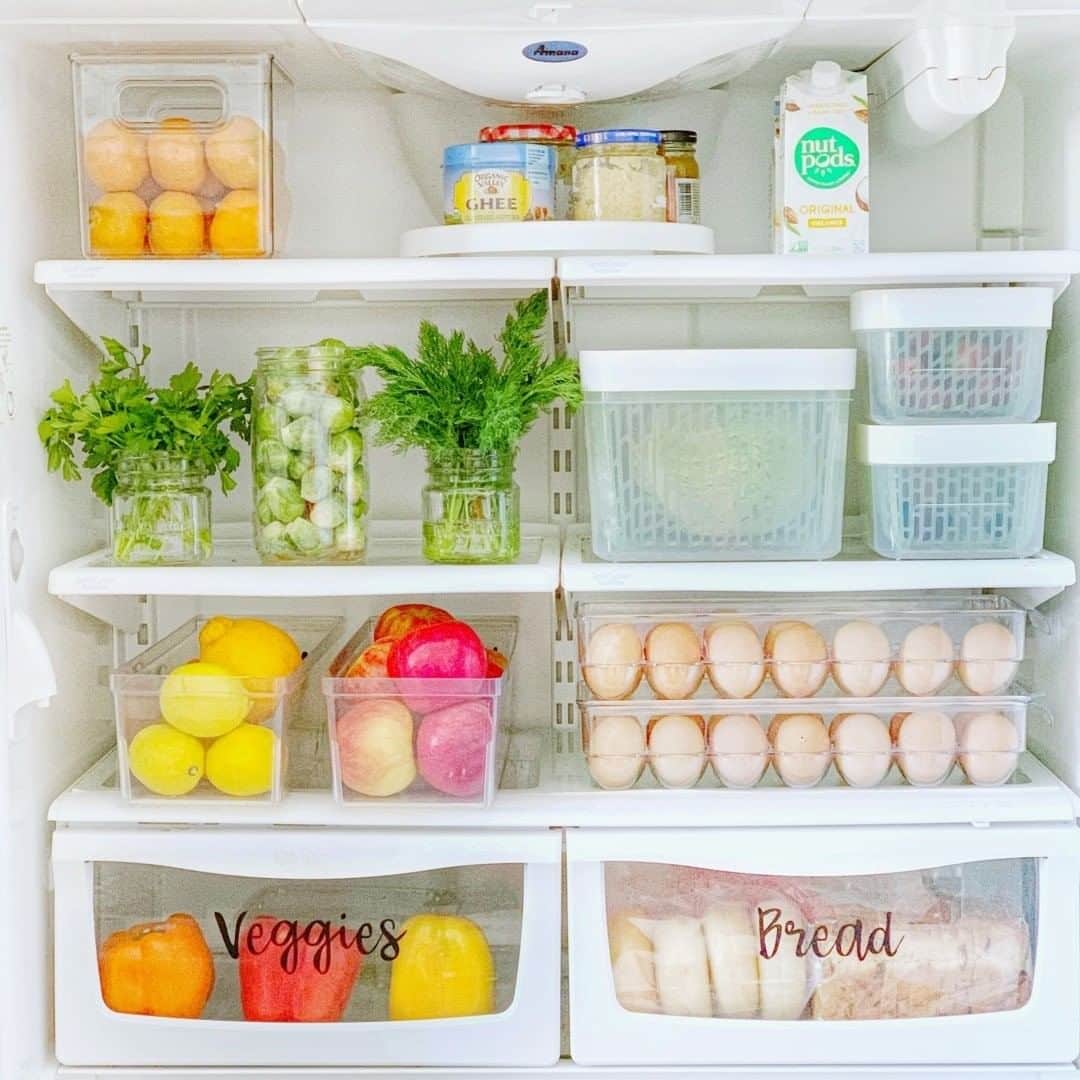OXOさんのインスタグラム写真 - (OXOInstagram)「Taking a poll: what's the best way to organize a fridge? (📷: @styleanddwell) (Link in bio for our GreenSaver Line to keep every type fresh.)」6月21日 12時14分 - oxo