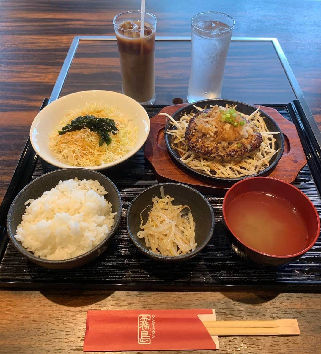 くろさんのインスタグラム写真 - (くろInstagram)「ラムハンバーグ定食B🍚800円 ソフトドリンクとスープがセルフで飲み放題。 今週から味噌汁がスープに変更されてスープおかわり自由になったそうです。 ってか、知られる存在になったのかお客さん多くなって来ました😅 ホール1人じゃ大変そう #ラムハンバーグ定食 #特製ジンタレに鬼おろしがアクセント #ハンバーグ定食 #定食にはご飯サラダ小鉢スープ #ソフトドリンク飲み放題 ##スープおかわり自由 #アイスコーヒー #ハンバーグランチ #ジンギスカン霧島 #ジンギスカン霧島新橋店 #新橋ランチ」6月21日 12時17分 - m6bmw