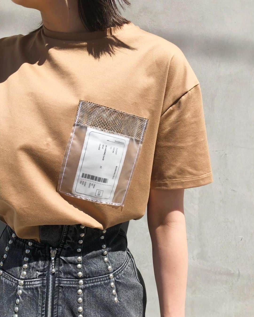のインスタグラム：「. 【NEW ARRIVAL】 . TAG POCKET TEE BLK / BEG / WHT ¥9,200 (+tax) . @aym__319  174㎝ . . 本日発売アイテム✨ 少し大きめでハリのあるTシャツです！ . フライトチケットが入っているデザインで お洒落に見える一枚💕 . . #ameri #amerivintage #tops #teeshirts #clear #pocket #fashion #code #codenate #shinjuku #lumine2」