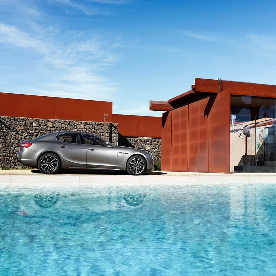Maserati Japan | マセラティ ジャパンのインスタグラム：「魅力的なフォルムとエレガンスを備えたギブリのボディデザイン。色褪せることのないスタイル水面に映します。 #Maserati #マセラティ  #MaseratiJapan #マセラティジャパン #Ghibli #ギブリ」