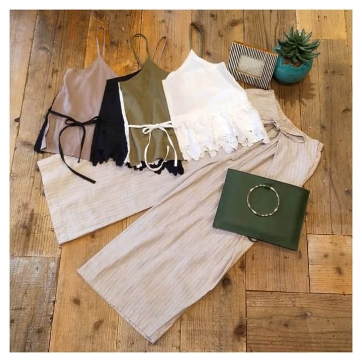 furryrate officialのインスタグラム：「【2019 summer collection】 ▶tops #バテンレースキャミ No.43690637 オフホワイト/ブラック/ベージュ ¥6,372- . . ▶pants #フレアパンツ No.43588246 ベージュストライプ/ネイビーストライプ ¥7,452- . . . #furryrate #furry #ファーリーレート #ファーリー #パンツ #キャミソール #バテンレース #レース #リボン #フレアパンツ #夏コーデ #summer #summercollection #natural #pants #tops」
