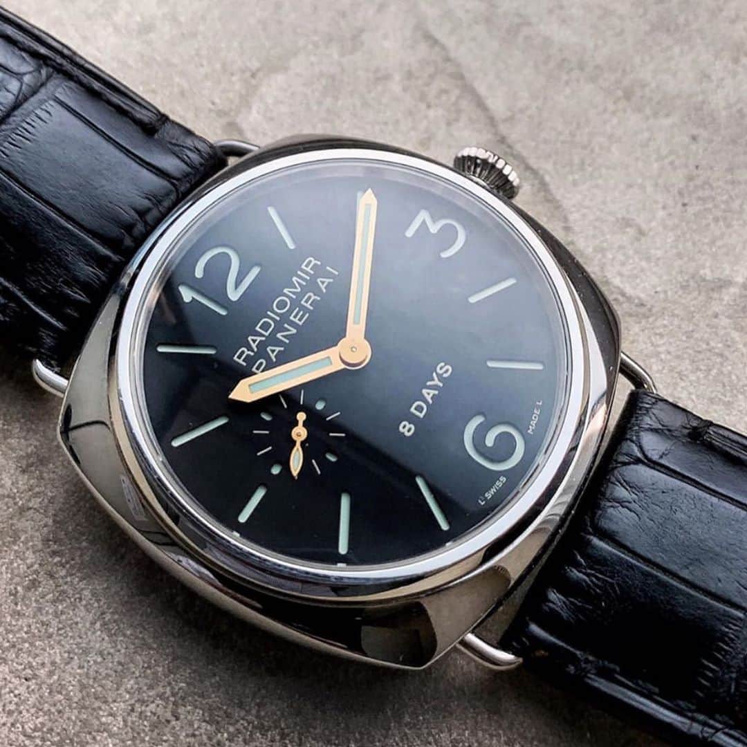 パネライのインスタグラム：「Another underrated beauty from #Panerai. The #PAM190 is a 45mm Radiomir with beautiful gold hands and powered by a #JLC 8 day power reserve movement. Pic by @andykyaw #paneraicentral」