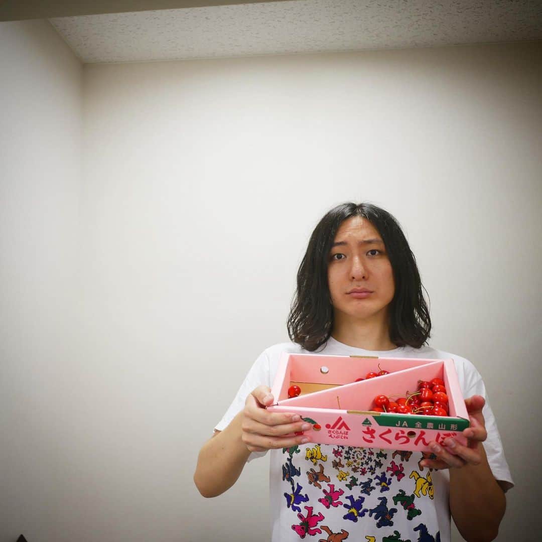 パスピエのインスタグラム：「昨日は仙台darwin公演ありがとうございました。 三澤両親からの差し入れのさくらんぼ、ありがとうございます。 明日は新潟公演、GOLDEN PIGS RED STAGEにて。」