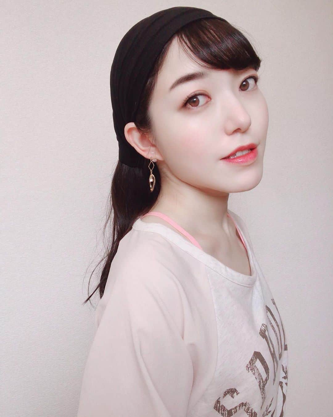 のインスタグラム：「珍しくヘアターバン😇 黒いから分かりづらいね🙈 . #ヘアターバン #シンプル #黒髪 #selfie #girlsselfie #girl #自撮り #自撮り女子 #女子 #イヤリング #耳 #モデル #声優 #ナレーター #ワンピース #ファッション #おしゃれさんと繋がりたい #コーデ #コーディネート #モナリザ感 #モナリザ #色白 #母性 #黒髪ロング #黒髪パーマ #前髪 #前髪アレンジ #カジュアル #カジュアルコーデ #chao_app」