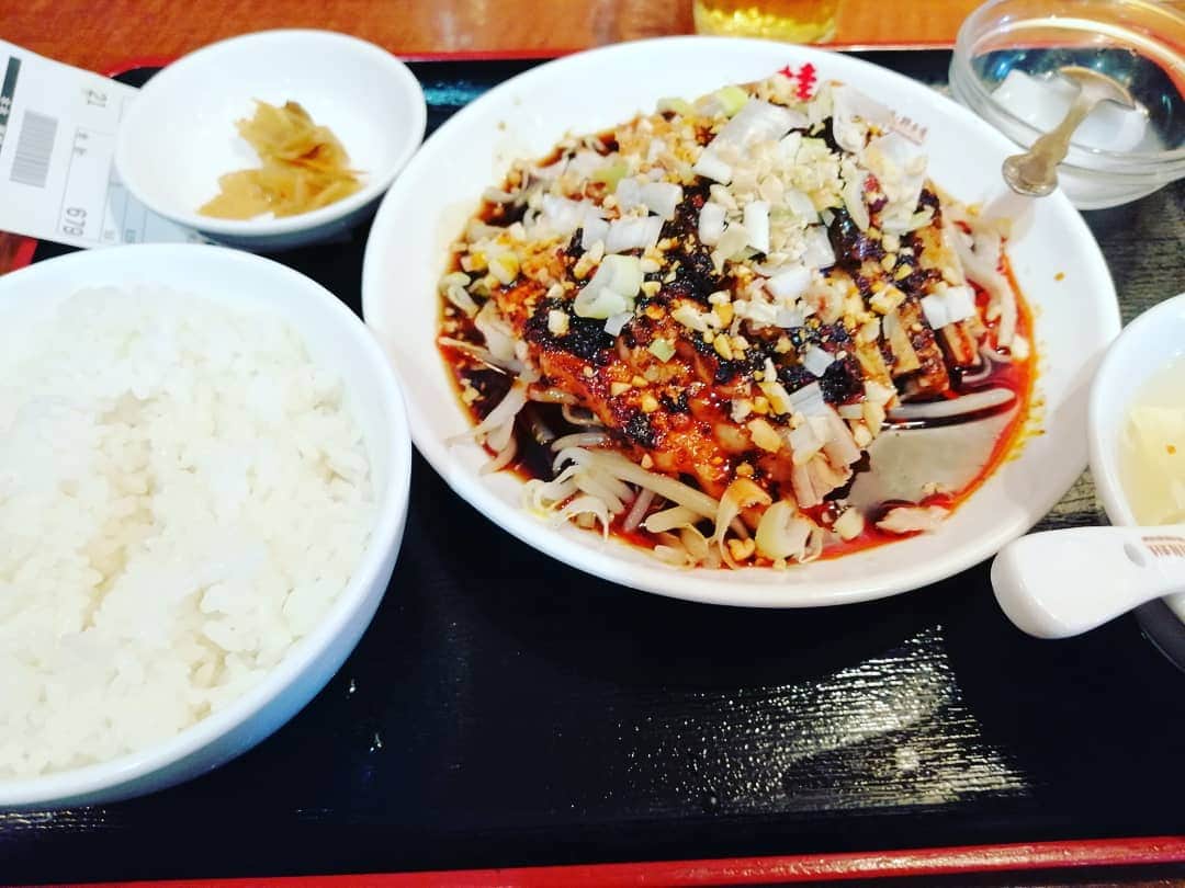 のインスタグラム：「よだれ鶏というものを初めて食べた。激辛なのかと思いきや、全然辛くない。ただ、山椒でスパイシー。量が多すぎて、大食い選手権に出てるようだったわ。値段も安いしびっくり。そして、後から胃もびっくりしてた（笑）みなさん、素敵な週末を。」