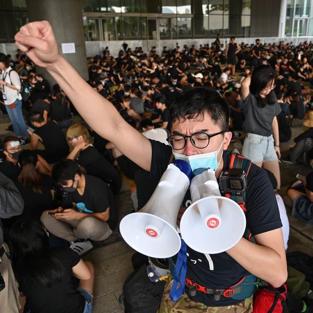 NBC Newsさんのインスタグラム写真 - (NBC NewsInstagram)「Hundreds of protesters gathered outside #HongKong government offices after a deadline passed for meeting demands related to controversial extradition legislation. . 📷 Hector Retamal / @afpphoto」6月21日 12時57分 - nbcnews