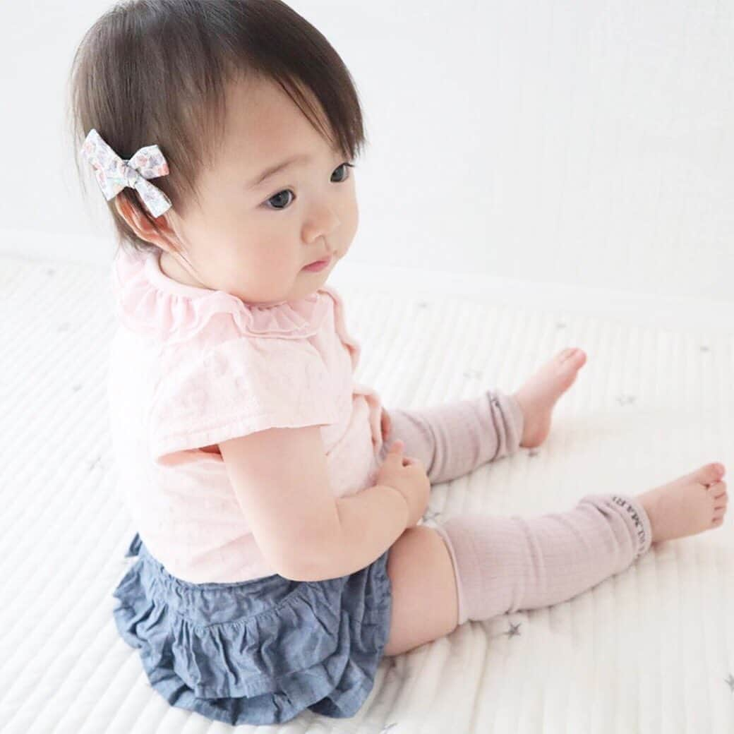 かわいいベビー服・子供服Babychuさんのインスタグラム写真 - (かわいいベビー服・子供服BabychuInstagram)「【ブルマスタイルブック📔ってなぁに🤔💓】 . べびちゅにはなんと✨100種類以上のブルマがあるんです😍🎶 . 暑〜い夏にはブルマが大活躍😇👍 . 涼しくて動きやすくて、なんと言ってもめちゃくちゃカワイイ‼️😻 . そんなブルマコーデ🐥 小物使いやトップスで印象がガラリと変えられるんです🤗 . コーデのお手本【ブルマスタイルブック】を見ればこの夏チャレンジしたいブルマコーデが必ず見つかる〜😎 . コーデに悩むママやまわりと差をつけたいオシャレママにも是非見てほしい🧚‍♀️💞 . ガーリーコーデからカジュアルコーデ、BOYsコーデまで幅広くご用意🙌🌈 . フルコーデで揃えれるからご自宅用にはもちろんギフトにも大人気🎁✨ . 『マネっこしたらお出かけの度にカワイイって色んな人から褒められちゃいます❤️』 なんて嬉しいご感想も続々😊💓 . 0歳から3歳頃まで長〜く楽しめるからたくさん揃えてCUTEなブルマコーデを楽しんでみてね🎀 . べびちゅHPの流れるバナー「ブルマスタイルブック」からチェックしてね🐻💕 . #べびちゅブルマ #ブルマコーデ #べびちゅ #babychu #ig_kidsphoto #ig_babyphoto #かわいい #子供服 #ベビー服 #親バカ部 #女の子 #男の子 #娘 #息子 #赤ちゃん #ベビーコーデ #キッズコーデ #ベビーファッション #キッズファッション #出産祝い #baby #babychujp」6月21日 13時00分 - babychu2014