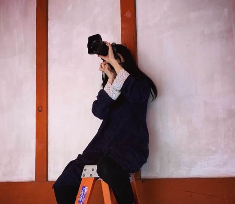 安珠さんのインスタグラム写真 - (安珠Instagram)「写真展では東寺の立体曼荼羅の実寸大の大日如来さまと不動明王さまの写真が展示﻿ ﻿ ﻿ なのでおふたりを東寺へ ﻿ YMO時代、東寺で演奏をしましたよねと言われ、当時忙し過ぎて記憶がおぼろげな細野さん☺️ ﻿ ﻿ 漠さん原作の『空海』監督チェンカイコーの映画を東寺のみなさんも観られたそうです☺もち私も！ #東寺 #立体曼荼羅 #空海  #大日如来 #不動明王 #実寸大 #京都 #細野晴臣 #夢枕漠 #トークショー感謝 #leica #leicasl #堀内カラー ﻿ ﻿ ﻿ 安珠写真展「Invisible Kyoto―目に見えぬ平安京― 」美術館えきKYOTO〜6/30」6月21日 13時07分 - anjuphotographer