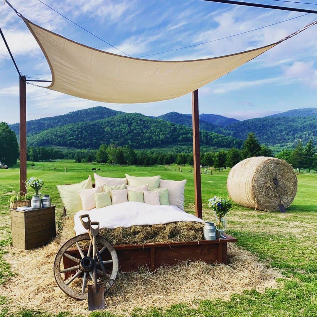 星野リゾート　トマムさんのインスタグラム写真 - (星野リゾート　トマムInstagram)「牧草で作られたベッドに寝転がりながら過ごす、トマムでの⼼地よい時間。 If you love sleeping in then you'll love chilling out on our relaxing hay bed surrounded by the beautiful Tomamu landscape! #星野リゾート #トマム #星野リゾートトマム #リゾナーレ #リゾナーレトマム #北海道 #牧草ベッド #お昼寝 #hoshinoresorts #tomamu #hokkaido #japan #resonare #resonaretomamu #星野TOMAMU度假村 #星野集團 #farm #農場 #农场 #ファーム星野 #farmhoshino #星野農場 #星野农场  #japantravel #japantrip #farm #haybed #dream」6月21日 13時09分 - hoshinoresorts_tomamu