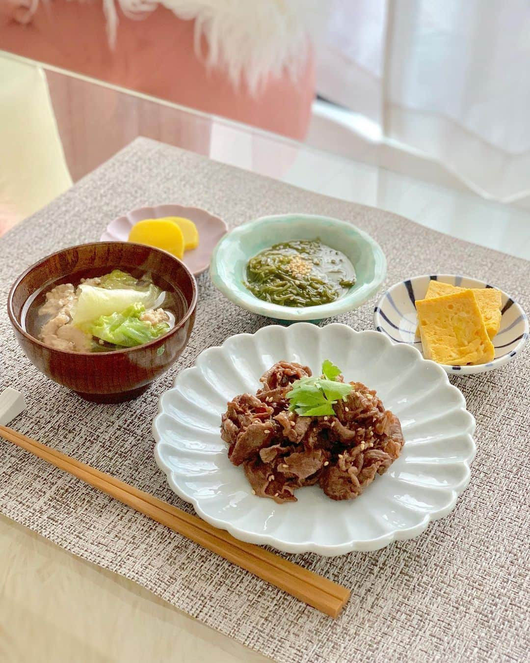 吉川ちかさんのインスタグラム写真 - (吉川ちかInstagram)「昼ごはんは 焼肉にしてみたよ🥺💓 お肉たくさん食べて タンパク質摂取だね💪✨ . 赤身のお肉を たくさん食べなきゃだ🥺💓 筋肉量増やしたいからさ!! . マンナンライスが切れたから 今日買いに行かないと😂💓 . #昼ごはん#ランチ#lunch#焼肉#お家焼肉#ダイエット#ダイエット記録#ダイエット生活#ダイエット仲間 #ダイエット飯#食事制限#糖質制限#糖質制限レシピ」6月21日 13時09分 - yoshikawachika_1116