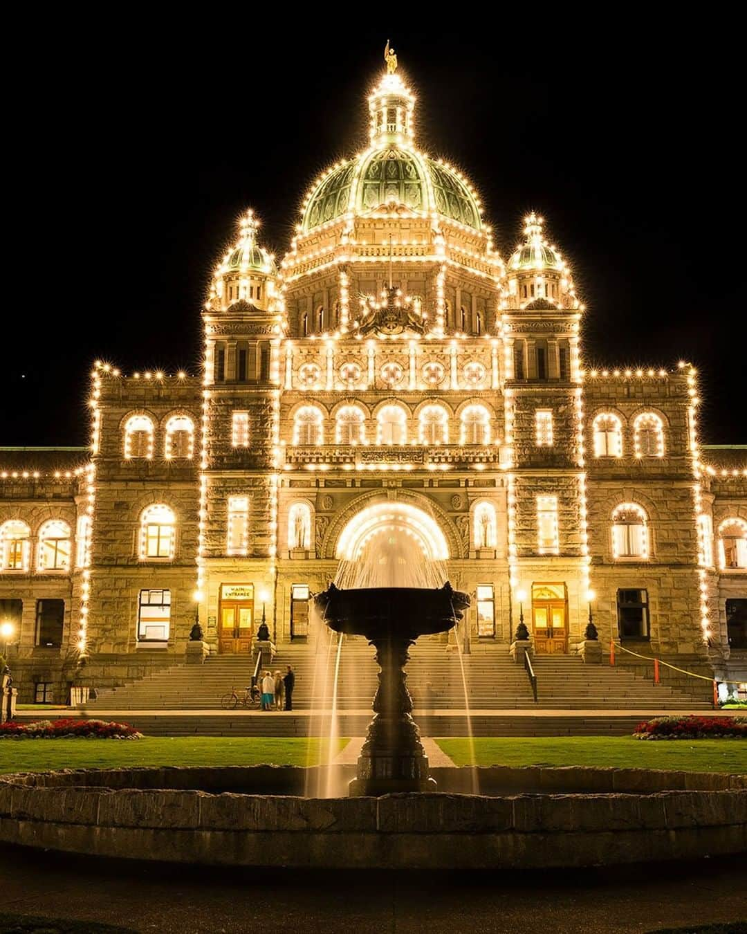 National Geographic Travelさんのインスタグラム写真 - (National Geographic TravelInstagram)「Photo @stephen_matera | The Legislative Assembly of British Columbia at night in Victoria, British Columbia, Canada. Victoria is the capital of British Columbia and was named after Queen Victoria. It was first settled in 1843 by the British and is one of the oldest cities in the Northwest. Follow me @stephen_matera for more images like this from Canada and around the world. #parliament #capital #night」6月21日 13時10分 - natgeotravel