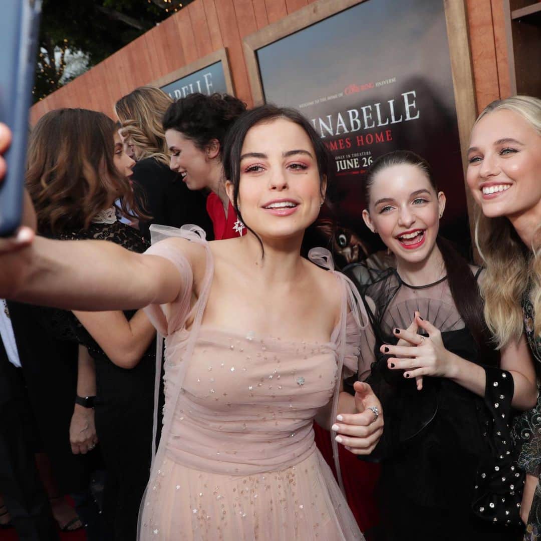 Warner Bros. Picturesさんのインスタグラム写真 - (Warner Bros. PicturesInstagram)「Evil loves company. 🎀💀🎀 The cast of #AnnabelleComesHome takes the red carpet at the World Premiere in Los Angeles. | 📷: @lestudiophoto」6月21日 13時21分 - wbpictures