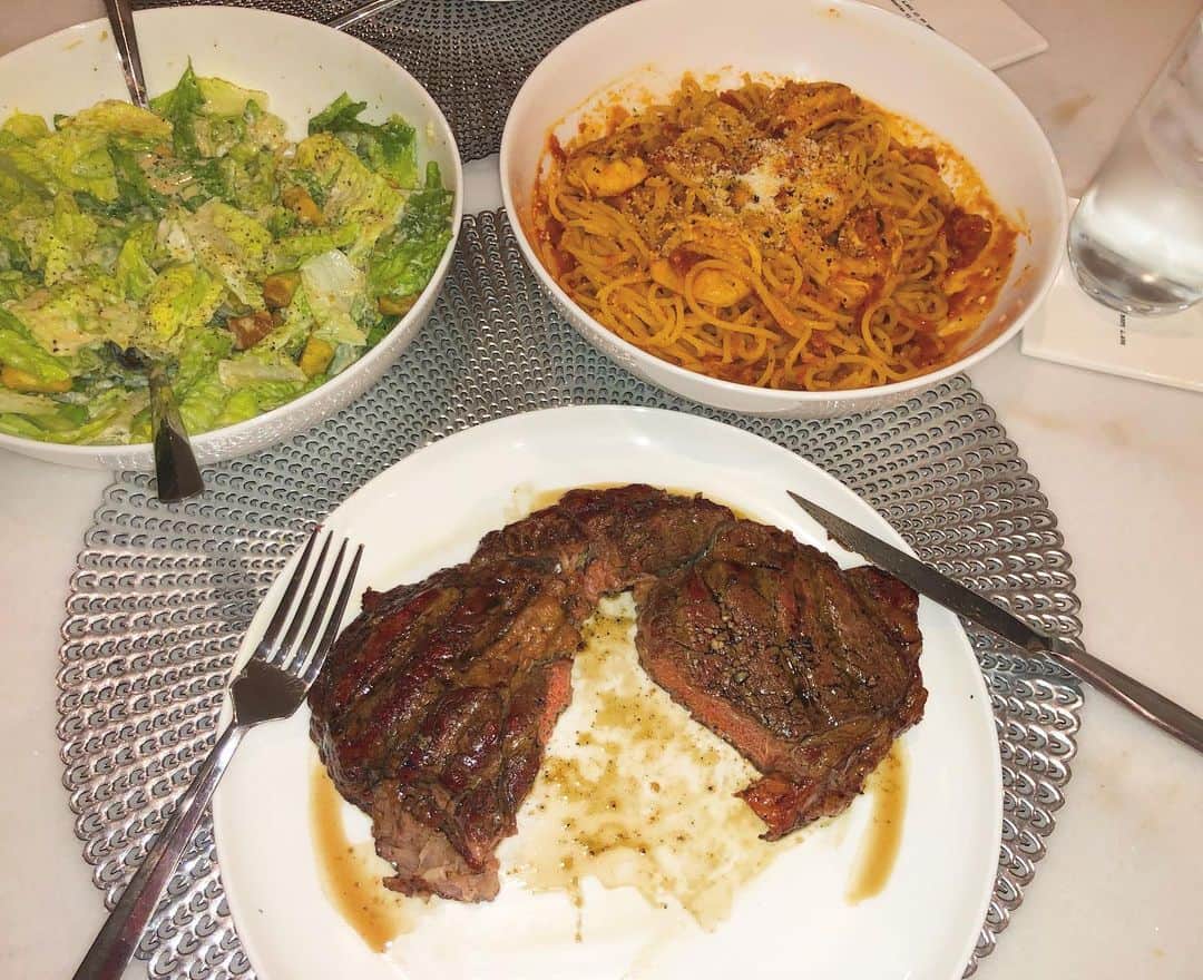 Phil Heathさんのインスタグラム写真 - (Phil HeathInstagram)「I’m starving and almost forgot to share my meal with you 😂 Ribeye medium rare, Pasta with With jumbo prawns and Caesar salad 💯🙏🏽I’m so thankful to come home to an amazing home cooked meal. Thanks to my amazing wifey @shuriecremona you da best babe! #PhilHeath #7xMro」6月21日 13時18分 - philheath