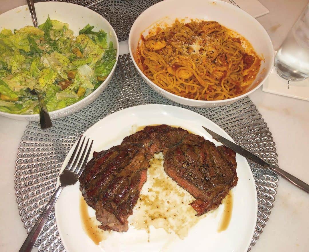 Phil Heathのインスタグラム：「I’m starving and almost forgot to share my meal with you 😂 Ribeye medium rare, Pasta with With jumbo prawns and Caesar salad 💯🙏🏽I’m so thankful to come home to an amazing home cooked meal. Thanks to my amazing wifey @shuriecremona you da best babe! #PhilHeath #7xMro」