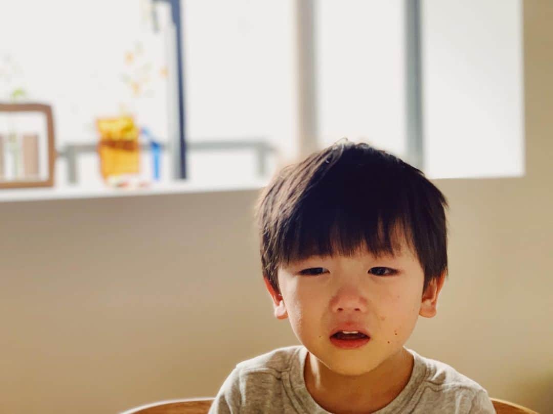 花盛友里のインスタグラム：「最近のわがままには参っている！ これが5歳になるってことなのかしら、、 今日も朝からケンカケンカケンカ、、！ #もうすぐ5歳」