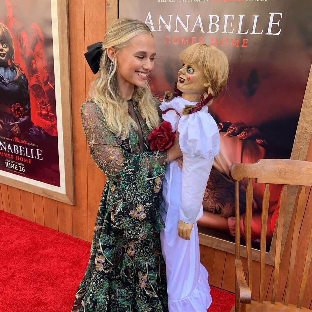 Warner Bros. Picturesさんのインスタグラム写真 - (Warner Bros. PicturesInstagram)「Possessed, well dressed, and officially out of her case. 😱 #AnnabelleComesHome is in theaters starting Tuesday.」6月21日 13時38分 - wbpictures