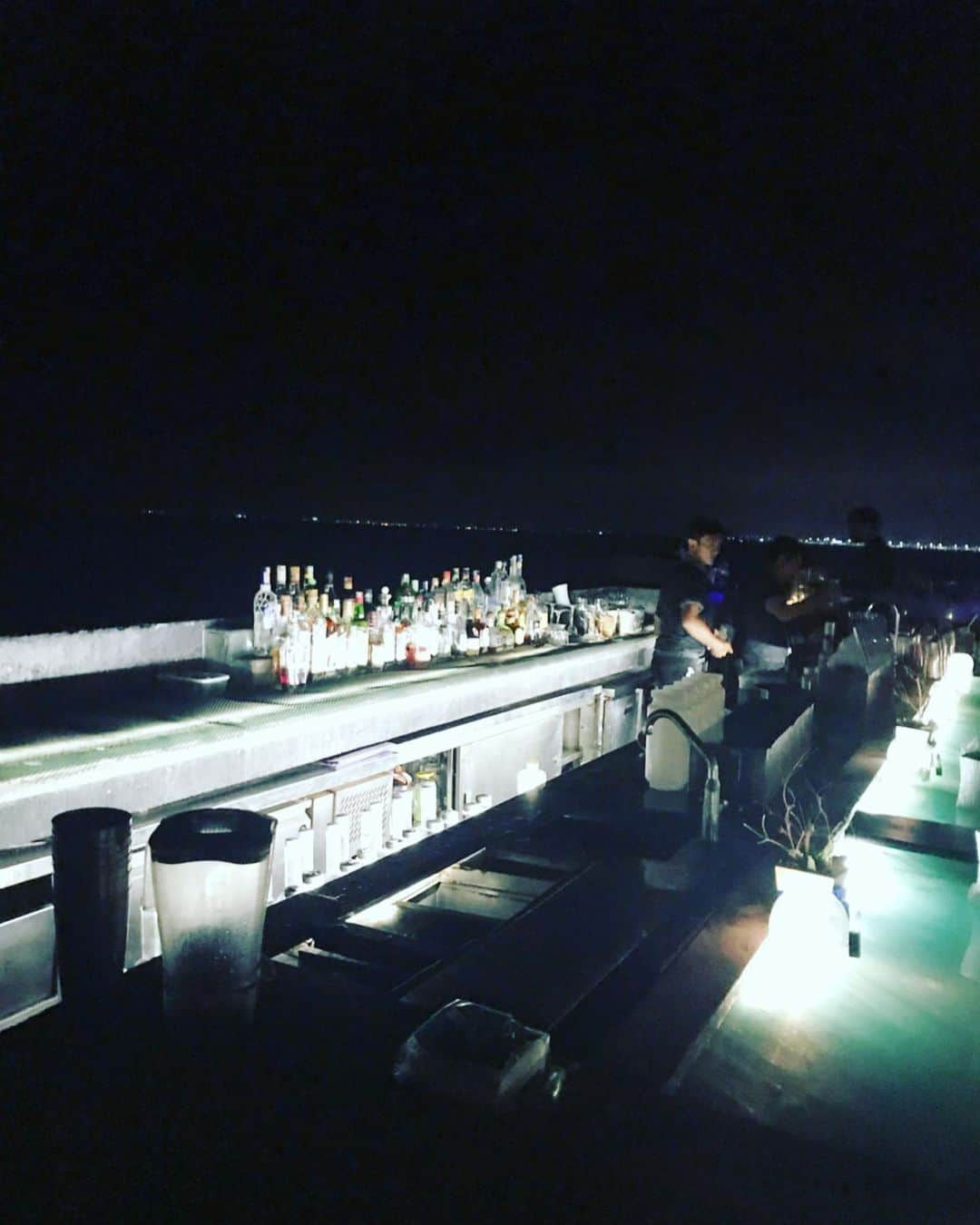 ririさんのインスタグラム写真 - (ririInstagram)「@ayanaresort の #rockbar ✨✨✨ 崖っぷちにあるBAR🍸 波の音と雰囲気が良すぎて🤣🌊 モヒート1杯でブチ酔いでした💓 #バリ島 行ったらぜひ 行ってみてほしい場所(*´◒`*)🍹 #trip #bali #bar」6月21日 13時38分 - riri.ribon