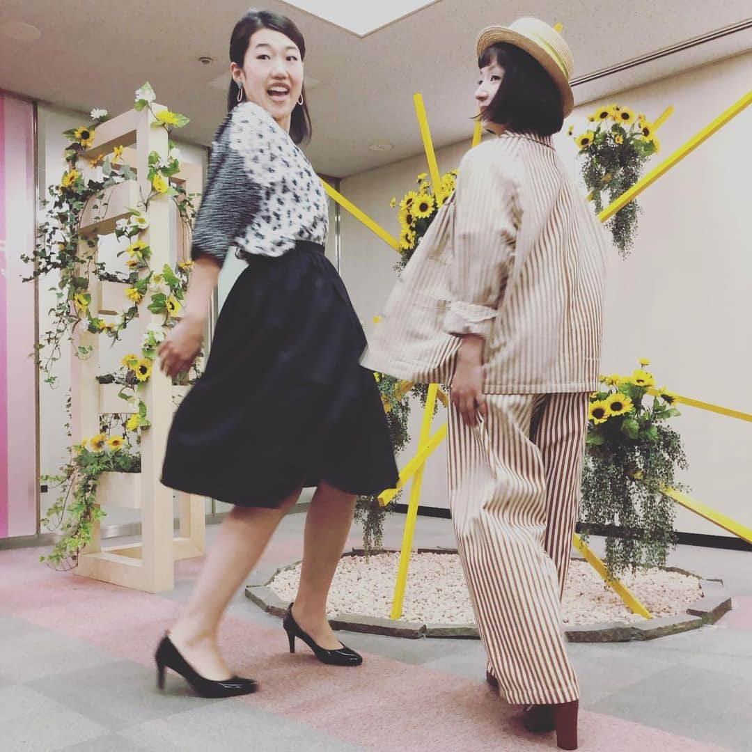 千秋さんのインスタグラム写真 - (千秋Instagram)「横澤さん @yokosawa_natsuko も、わたしがいつもやってるくるくる動いて撮るやつやりたい、って言ってくれたので、2人でくるくる動いたんですけど、撮り終わって教えてくれました。 「スカートじゃないと意味ないですね」  そうですね。  #ノンストップ #フジテレビ #横澤夏子 #パンツスーツ #麦わら帽子 #ストローハット #👒 #横澤さんウエスト細い #走るシリーズ💨」6月21日 13時45分 - chiaki77777