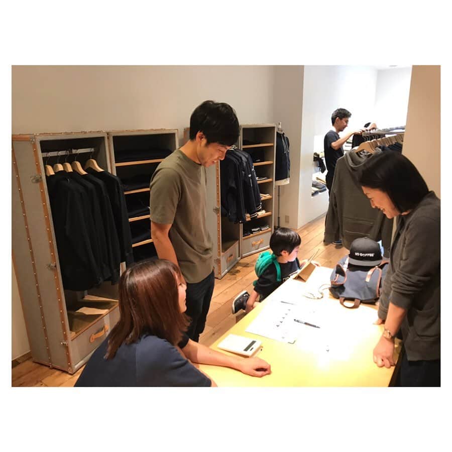 のインスタグラム：「*** 2019大阪受注会 4日目スタートです！ 本日は千駄ヶ谷より、大里くんが応援に来てくれております🙋🏻‍♂️ ぜひ、ご参加下さい！ . 「LOOPWHEELER 顧客さま受注会」とは、 日頃より『 LOOPWHEELER 吊り裏毛アイテム 』 をご愛用頂いておりますお客様へ向けてのスペシャルアイテム オーダー会です。 . ＊誠に申し訳ございませんが LWTシャツやポロシャツといった天竺、鹿の子アイテムではなく、「スウェットの吊り裏毛 アイテム」をご愛用頂いている顧客さまに限ります。 . ［ 詳細 ］ ・店内にアイテムのサンプルをご用意致しますので、その場でご試着して頂きその後、店頭にてオーダーシートにご記入頂くことで「オーダー完了」とさせて頂きます。 ・完全受注生産となりますので上記、期間以外のオーダーは承りかねます。- ・オーダーアイテムのお渡しは『店頭のみ』となり、お渡し時期は商品により異なりますが10月から12月を予定しております。- ・オーダー頂きました各アイテムは年内中にお迎え頂きますようお願い致します。- ・お支払いは商品お渡し時となります。- ・店舗状況(混雑)により入店制限をさせて頂く場合がございます。また、店頭状況につきましては当インスタグラムにて随時、ご案内させて頂きます。- ・上記、受注会期間中は何度でもご覧頂けます。オーダー後の変更、キャンセルは承りかねますのでご注意下さい。- ・受注会オーダーは「店頭のみ」とさせて頂き、通販対応等はお受けしておりません。- ・SNS等でのお問い合わせにはご回答致しかねますので、ご不明な点につきましては店頭にてお問い合わせいただきますようお願い申し上げます。 . #loopwheeler #ループウィラー #lw受注会2019 #ループウィラー受注会2019#loopwheelerpreorders2019#lwpreorders2019 #tsuriami #吊り編み#madeinjapan #日本製 #sweat#sweatshirt #スウェット#loopwheelerosaka #ループウィラー大阪」