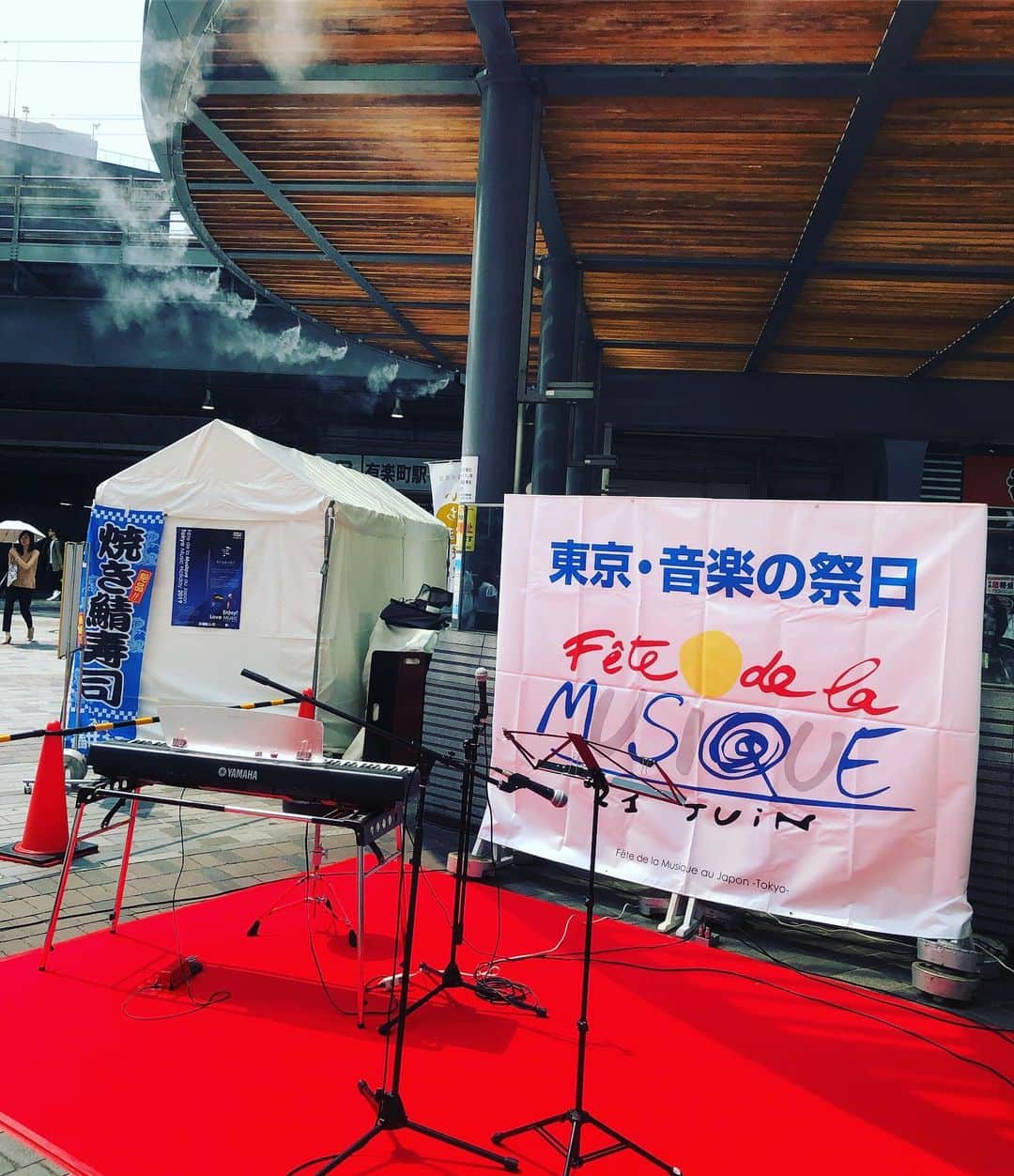 鈴木央紹のインスタグラム：「このあと14時から30分間、有楽町駅前で演奏をしてます！」