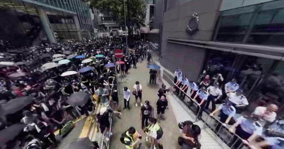 艾未未さんのインスタグラム写真 - (艾未未Instagram)「【1128】香港眾志呼籲從軍器廠街進入包圍警總。警員繼續於警總後門架起鐵馬防線，現場響徹「追究黑警」及「放人」。 其他口號包括「要求撤回暴動定義」、「停止濫捕示威人士」、「沒有暴動，只有暴政」。 （圖為警總夏愨花園方向出口現況）」6月21日 13時54分 - aiww
