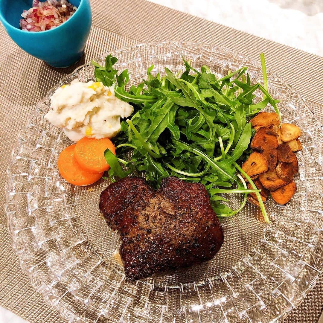 小林明実さんのインスタグラム写真 - (小林明実Instagram)「サラダランチ🥗 手作りのアンチョビドレッシングが よくあう！！ バランスよく食べるのが大切✨ * ここで買ったバルサミコが 本当に美味しい！ ドロって煮詰まっていてサラダにも お肉にもあうから大好き💖💖✨ * 今週の晩御飯 * * #Singapore  #海外生活 #akemiごはん」6月21日 14時02分 - akemi.1177