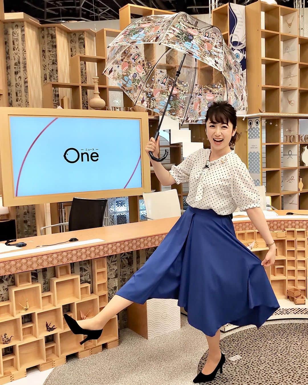 上山真未さんのインスタグラム写真 上山真未instagram 今週の ニュースone では 傘 をとりあげる機会が多いです エリザベス女王御用達のビニール傘や 岐阜で作られた和傘 傘を持つとなぜだかポーズがとりたくなります 上山真未 6月21日 14