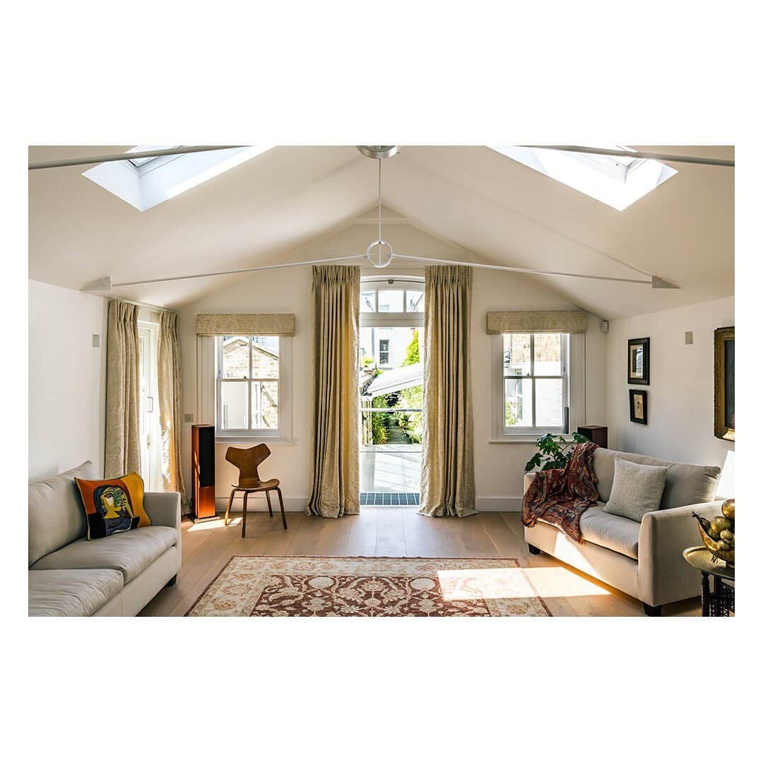 The Modern Houseさんのインスタグラム写真 - (The Modern HouseInstagram)「#forsale Bring the Outside In: an outstanding west London home with a private leafy courtyard. Follow the link in our bio to see the sales particulars.」6月21日 19時30分 - themodernhouse