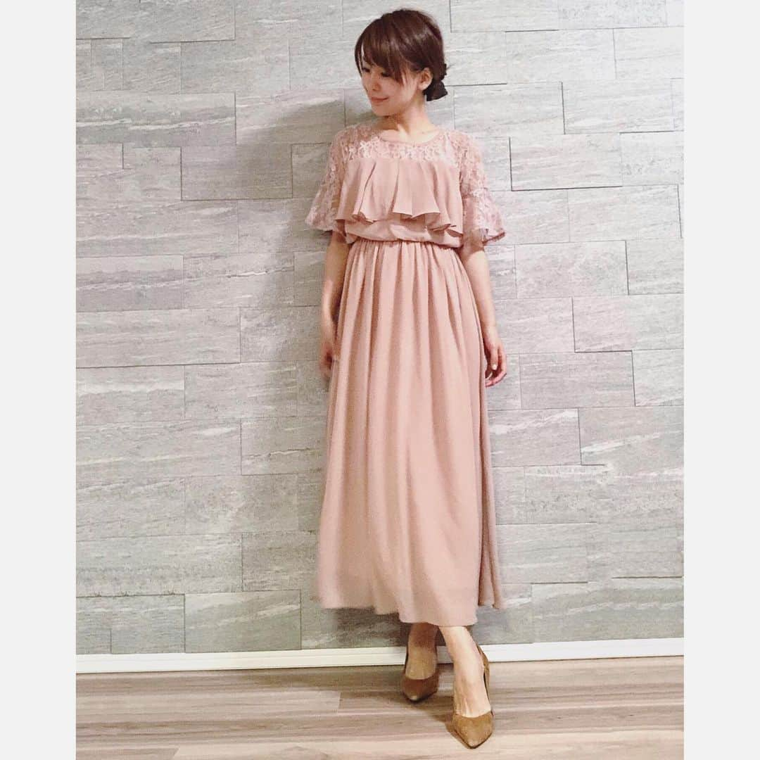 長谷川真美さんのインスタグラム写真 - (長谷川真美Instagram)「👗💕 #まあみコーデ ・ カメラ修理中だから 当分画質が悪め…😭😭😭 ・ ベージュの #ドレス は #dlxgirl_official @dlxgirl.official の💗 ・ ドレッシーな場所は勿論だけど 二次会や女子会ランチにも良さそうでお気に入り✨ ・ レースになってて透け感があってセクシーだし ちゃんと気になる二の腕もカバーしてくれる😂❤️ ・ #ママコーデ」6月21日 19時35分 - maami.hase