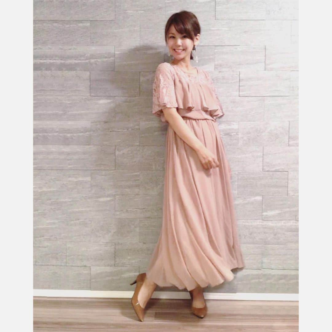 長谷川真美さんのインスタグラム写真 - (長谷川真美Instagram)「👗💕 #まあみコーデ ・ カメラ修理中だから 当分画質が悪め…😭😭😭 ・ ベージュの #ドレス は #dlxgirl_official @dlxgirl.official の💗 ・ ドレッシーな場所は勿論だけど 二次会や女子会ランチにも良さそうでお気に入り✨ ・ レースになってて透け感があってセクシーだし ちゃんと気になる二の腕もカバーしてくれる😂❤️ ・ #ママコーデ」6月21日 19時35分 - maami.hase