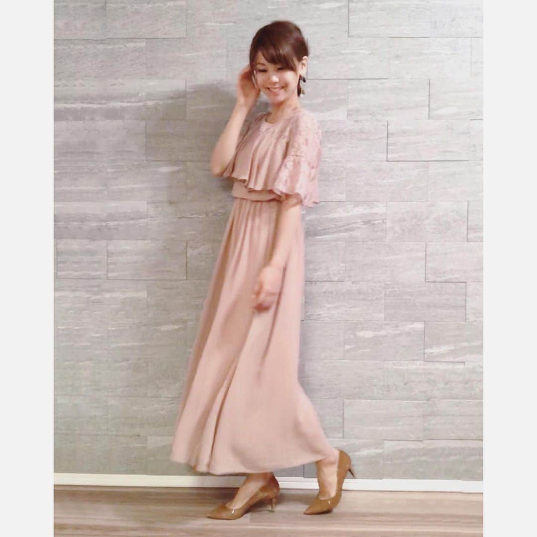 長谷川真美さんのインスタグラム写真 - (長谷川真美Instagram)「👗💕 #まあみコーデ ・ カメラ修理中だから 当分画質が悪め…😭😭😭 ・ ベージュの #ドレス は #dlxgirl_official @dlxgirl.official の💗 ・ ドレッシーな場所は勿論だけど 二次会や女子会ランチにも良さそうでお気に入り✨ ・ レースになってて透け感があってセクシーだし ちゃんと気になる二の腕もカバーしてくれる😂❤️ ・ #ママコーデ」6月21日 19時35分 - maami.hase