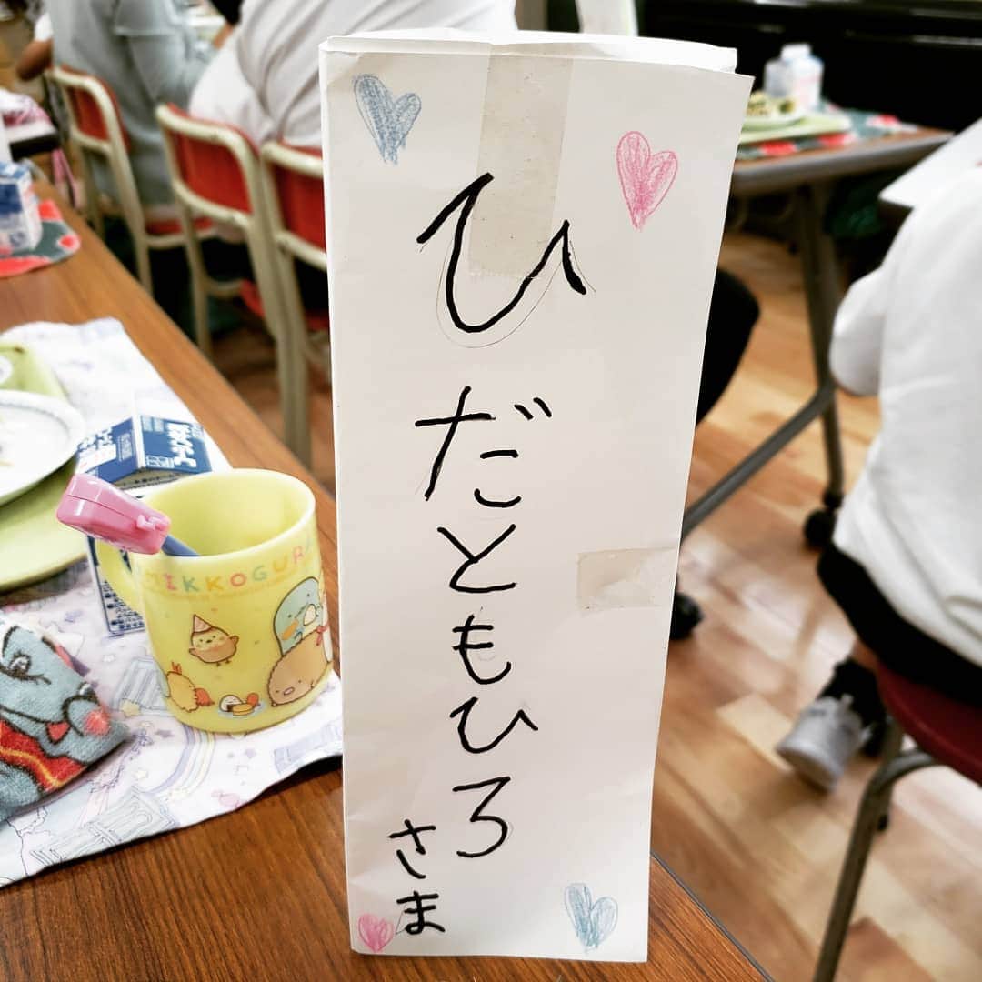 東朋宏さんのインスタグラム写真 - (東朋宏Instagram)「今日のランチは小学校で給食‼️ パパの名前のプレートも用意してくれて、歯の無い娘が笑顔で迎えてくれました‼️(笑)  こういうイベント楽しくていいね～！ #ランチ #小学校 #給食 #おかわり我慢した」6月21日 14時14分 - tomohiro_azuma