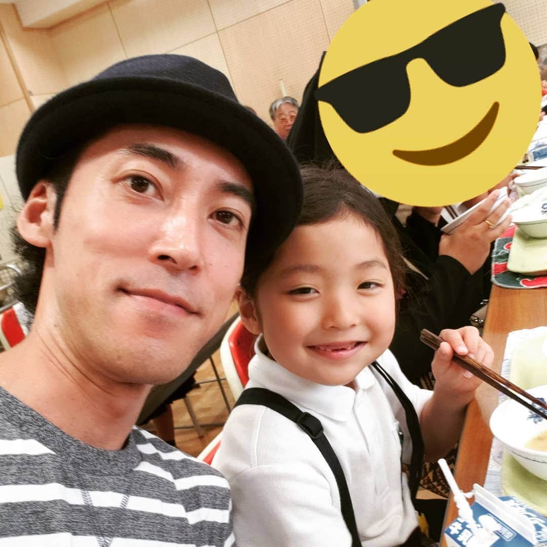 東朋宏さんのインスタグラム写真 - (東朋宏Instagram)「今日のランチは小学校で給食‼️ パパの名前のプレートも用意してくれて、歯の無い娘が笑顔で迎えてくれました‼️(笑)  こういうイベント楽しくていいね～！ #ランチ #小学校 #給食 #おかわり我慢した」6月21日 14時14分 - tomohiro_azuma