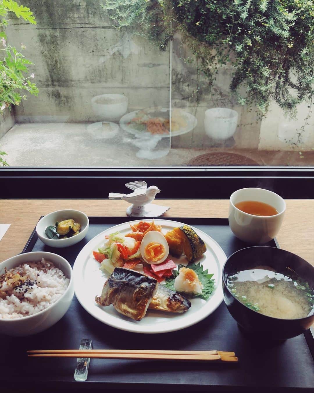 軍地彩弓さんのインスタグラム写真 - (軍地彩弓Instagram)「ちゃんとごはん。丁寧で美味しいランチ。 目にも美しい art & science の美意識を感じる一皿でした。 ご馳走さまです。  #Omotesando  #lunch」6月21日 14時23分 - sayumi7
